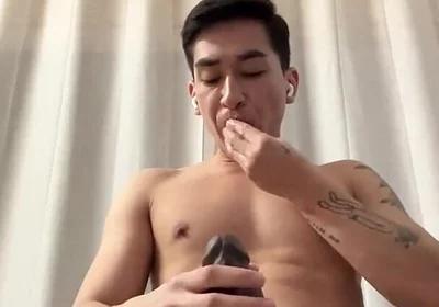 18 Years Boy Tries a Gigant Dildo