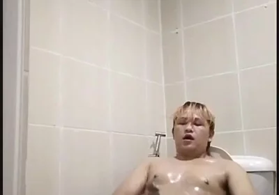 Philippino Twink Boy Eats His Own Cum!!