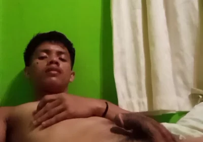 Filipino Twink’s Steamy Solo Session with Explosive Cumshot