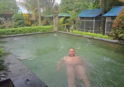 Jimbob Wanking in Pool