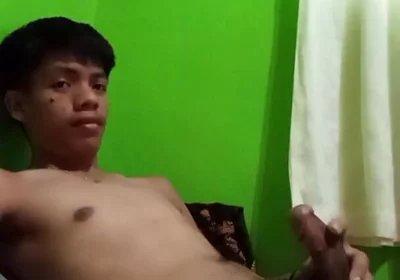 Philippino Twink Boy Jerks off in Bed, Huge Cumshot!
