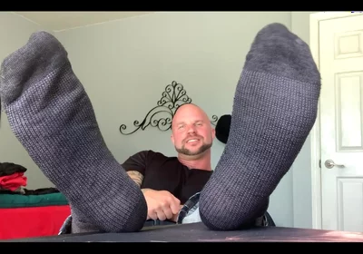 ‪why Are My Feet so Ticklish in Dress Socks?
