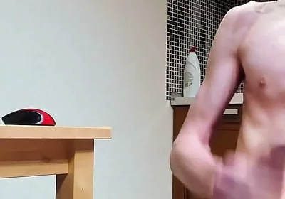 A strong vibration in my ass made me cum